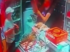 Продуктовый магазин отстояли с помощью доски от ограбления в Волгограде