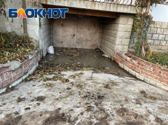 Грязевой фонтан забил в частном секторе Волгограда