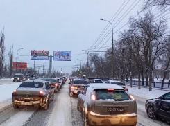 Пробки на 10 баллов: в Волгограде из-за снегопада возник транспортный коллапс