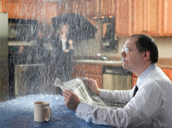 Квартиры волгоградцев заливают дожди из-за бездействия коммунальщиков