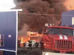 Локализован крупный пожар на складе лакокрасочных изделий в Волгограде 