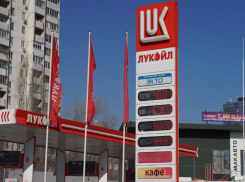 Бензин АИ-95 уже 50 рублей: в Волгограде массово жалуются на резкое подорожание