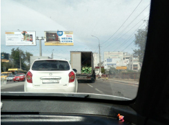 Из-за сломавшейся фуры с арбузами Советский район Волгограда встал в пробку