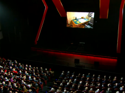 Зрители переполненного ЦКЗ в Волгограде на два часа замерли в ожидании Путина