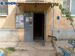 Тело мужчины с травмой головы нашли в квартире в Камышине