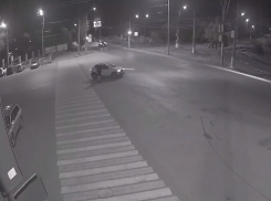 Автомобиль врезался в двух волгоградцев на переходе: видео