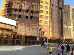 Два этажа элитного ЖК в Волжском эвакуировали из-за пожара: видео 