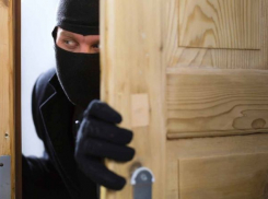 В Волгограде грабитель угрожал ножом пенсионеру ради 500 рублей