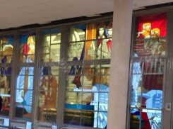 Волгоградскому ДЮЦу вернули уникальные витражи советских времен