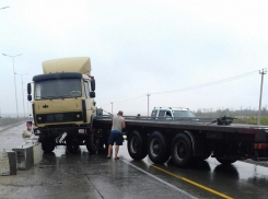 Под Волгоградом две фуры перекрыли трассу на Москву