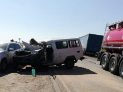Land Cruiser протаранил тягач и иномарку в Волгограде: трое в больнице