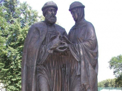 Вандалы распилили двойник волгоградского памятника Петру и Февронии