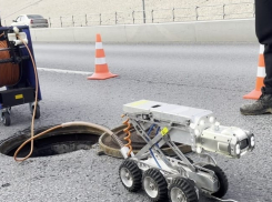 В Волгограде забитые мусором ливневки впервые начал обследовать робот 