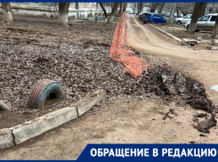 Застревают машины, провалилась земля: жуткий двор показали волгоградцы