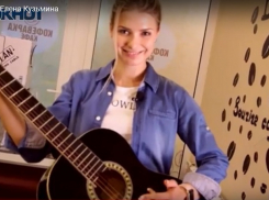 Волгоградская красавица нашла кафе, где можно играть на гитаре и пить протеиновые коктейли
