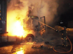 На юге Волгограда неизвестные сожгли грузовик на автостоянке