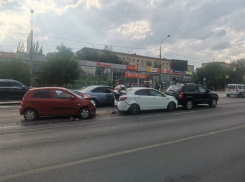 Волгоградец за рулем KIA протаранил три иномарки на светофоре