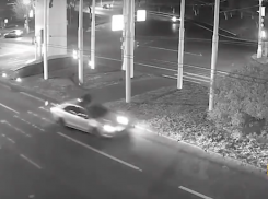 Иномарка на скорости сбила волгоградца на «зебре»: шок-видео
