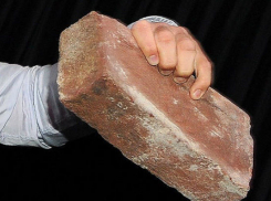 В Волгограде на 32-летнюю женщину в лифте дома напал грабитель с кирпичом 