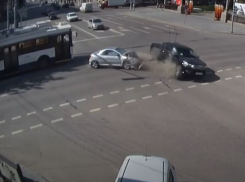 На видео попало ДТП иномарок на перекрестке с Комсомольской в Волгограде