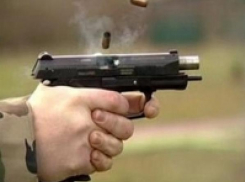 В Волжском коллектор с пистолетом выбивал долг у заемщика