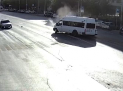 В центре Волгограда столкнулись иномарка и микроавтобус: есть пострадавший