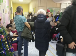 «Это просто идиотизм»: огромное скопление больных детей сняли в Волгограде на видео