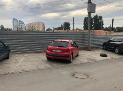 Автоледи на красном Peugeot и шина - мастера парковки в Волгограде