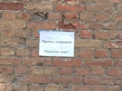 После обрушения очередного общежития на севере Волгограда проверяют чиновников и УК