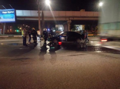 На западе Волгограда разграбили горящую иномарку