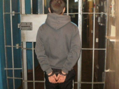 Повисший на заборе угонщик-неудачник с другом ограбил 15-летнего подростка под угрозой ножа в Суровикино 