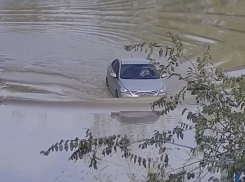 У «Магнита» затопление, воду отключили: видео ЧП на юге Волгограда 