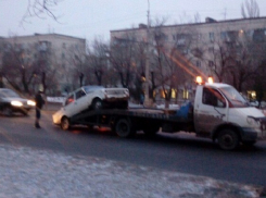 В Волгограде эвакуатор потерял машину прямо на оживленной магистрали