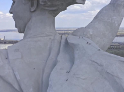 Врезался в «Родину-мать»: волгоградец показал на видео, как вытаскивал застрявший квадрокоптер