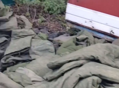 Видео с горой выброшенной на улицу военной формы обсуждают волгоградцы