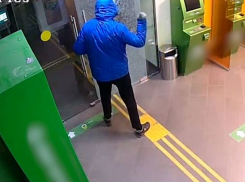 Попытка ограбления Сбербанка в Волжском попала на видео