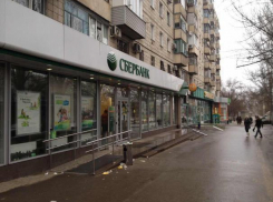 На севере Волгограда вандалы разгромили Сбербанк и подземный переход