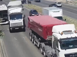 Тягач спихнул с дороги автобус №2 с пассажирами в Волгограде – видео