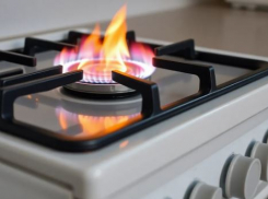 Ребенка-инвалида заперли в квартире со включенной плитой в Волгограде