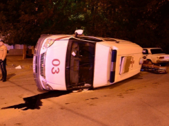 В центре Волгограда от столкновения с ВАЗ-21099 перевернулась карета скорой помощи