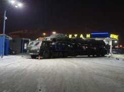Груженный машинами КамАЗ сбил своего водителя в Волгоградской области
