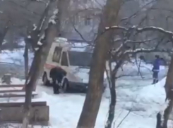 Спешащая на вызов «скорая» застряла во дворе-ловушке на севере Волгограда