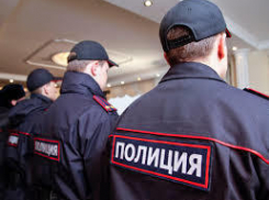 На юге Волгограда мужчина забрался в салон цветов и съел 3 букета из конфет