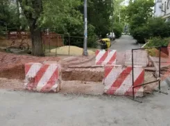 Очередные раскопки на месяц оставили центр Волгограда без дороги 