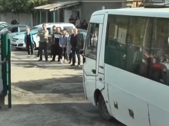 «Чтобы над вами была защита Божья»: видео проводов мобилизованных из Фролово