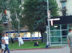 В центре Волгограда губернатора Андрея Бочарова публично обвинили в сносе парка вдов