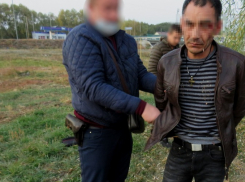 В Волгоградской области неадекватный пассажир напал на таксиста с пистолетом и бритвой