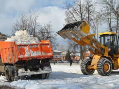 Со снежными завалами в Волгограде борются штрафами и реагентами