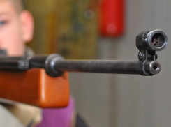 8-летний мальчик выстрелил младшему брату в голову из винтовки под Волгоградом