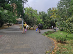 Удушающий дождь в центре Волгограда записали на видео